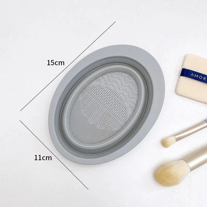 Gründliche Pinselreinigung mit faltbarem Silikon Pinselreiniger & Schale für Beauty-Tools.