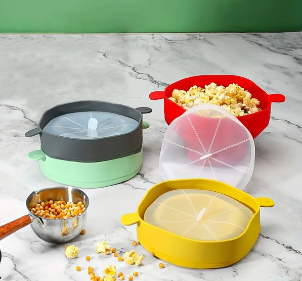Roter Silikon Popcorn-Maker für Mikrowelle, faltbar, perfekt für schnelle, gesunde Snacks zu Hause.
