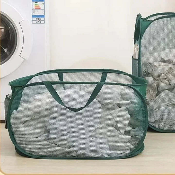 Faltbarer Wäschekorb mit zwei Fächern und Seitentasche in Grau, ideal zur Wäschesortierung und Aufbewahrung.