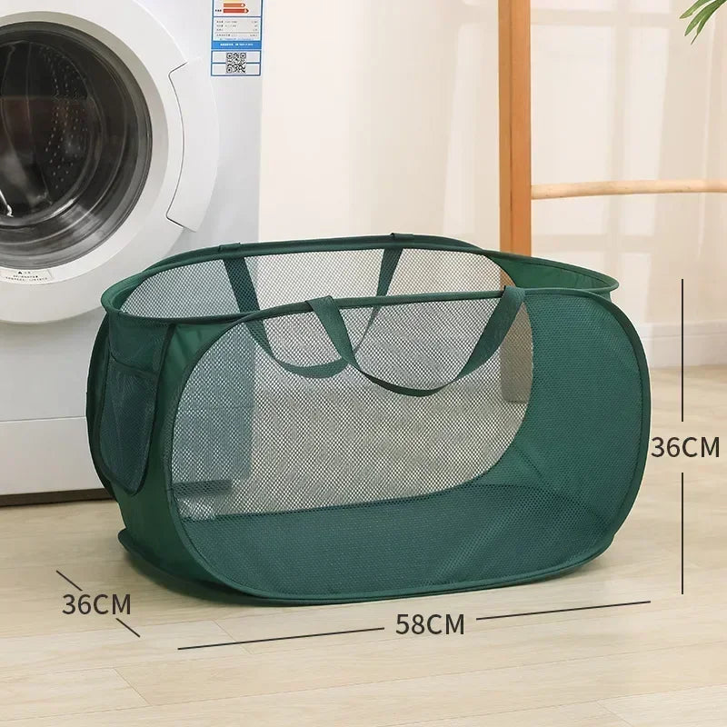 Eleganter faltbarer Wäschekorb im Schlafzimmer, hält Ordnung und bietet diskrete Aufbewahrung für Schmutzwäsche.