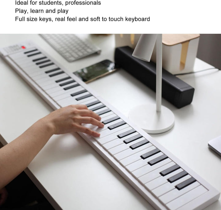 Musiker spielt auf faltbarem Meliora 61-Tasten Keyboard. Exzellentes Lernklavier für angehende Pianisten.