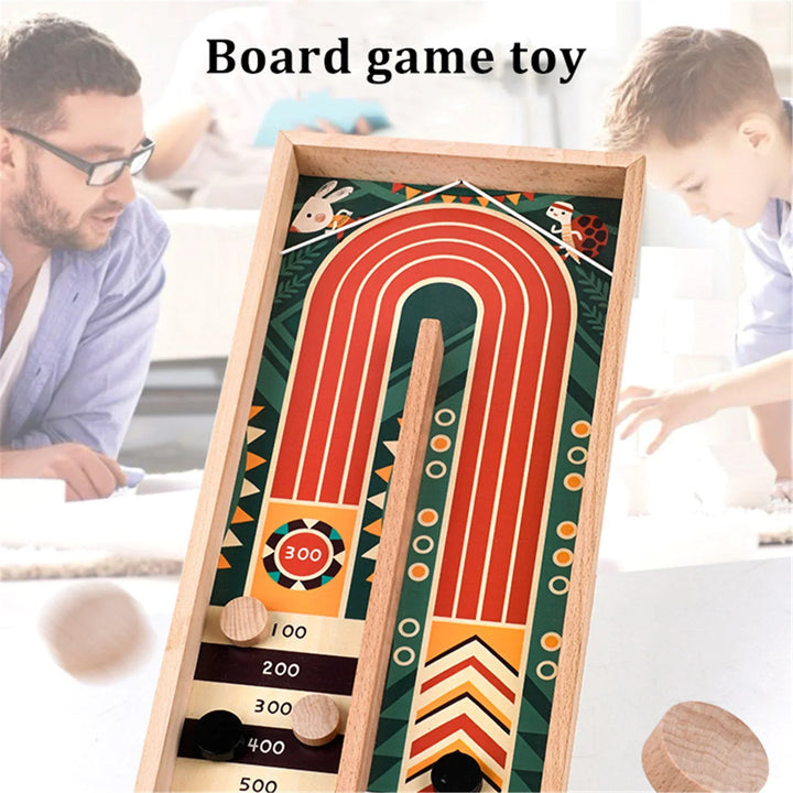 Lachende Familie spielt ein Geschicklichkeitsspiel aus Holz; fördert Konzentration & gemeinsamen Spieleabend.