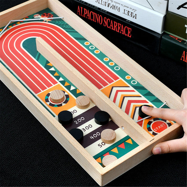 Nahaufnahme eines Spielzugs: Präzision & Konzentration beim Strategiespiel aus Holz für Erwachsene & Kinder.