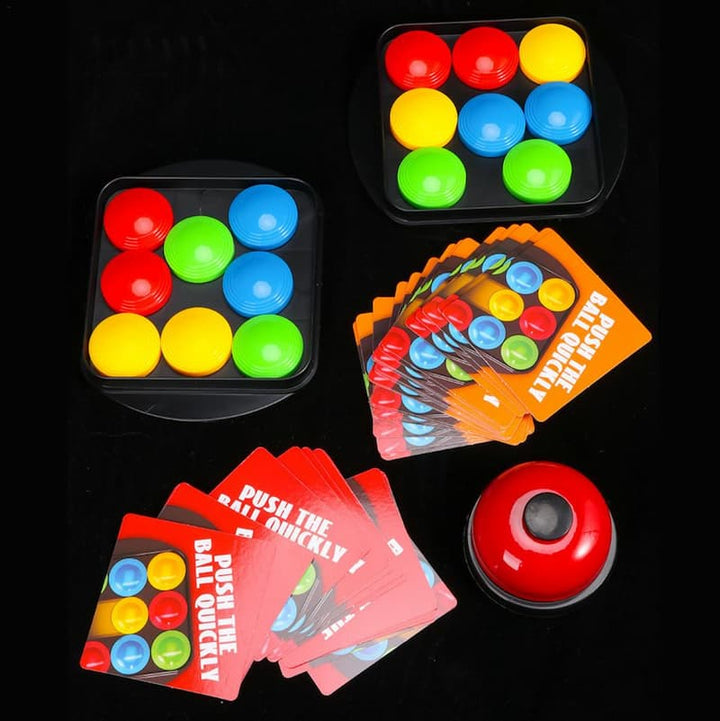 Glückliche Kinder zeigen das FarbeSuche Brettspiel, ein lustiges, interaktives Familienspiel für alle.