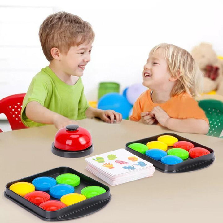 Bunte Spielfiguren und Karten des FarbeSuche Kinderspiels, ideal für Farbspiel und Feinmotorik.