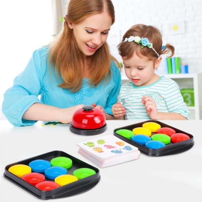 Kinder spielen begeistert das FarbeSuche Lernspiel, verbessern Konzentration und Logik als Familienspiel.