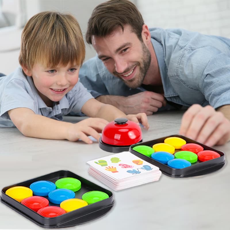 Familie spielt interaktives FarbeSuche Brettspiel, fördert Geschicklichkeit und Spaß für alle Altersgruppen.