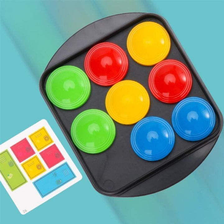 Hände bewegen bunte Spielfiguren beim FarbeSuche Kinderspiel, fördert Interaktion und Spielerlebnis.