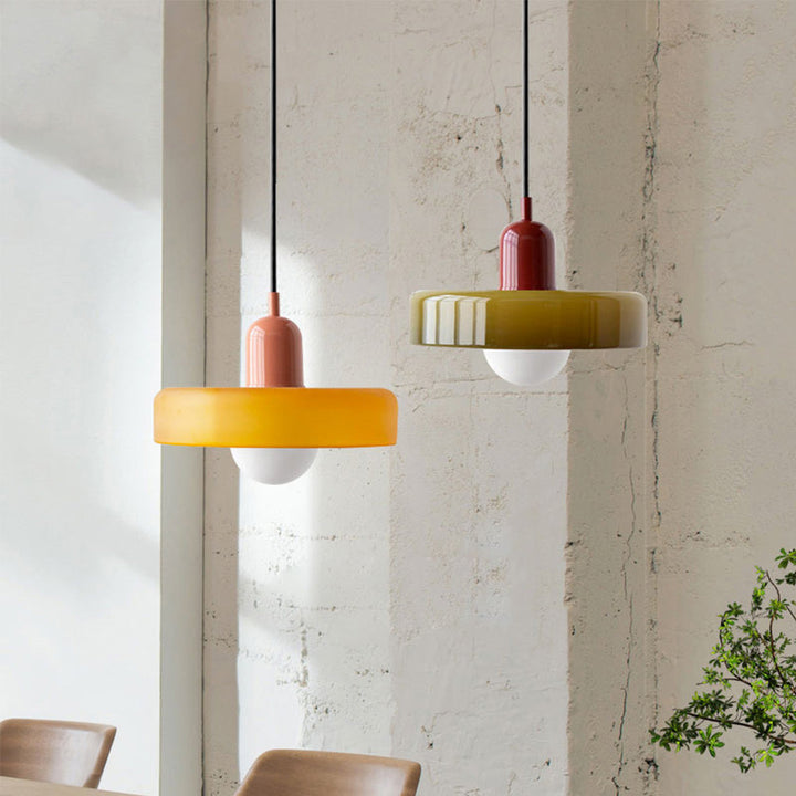 Farbige Glas Hängelampe BauLume für modernes Wohnzimmer. Stilvolle Pendelleuchte mit Buntglas-Design.