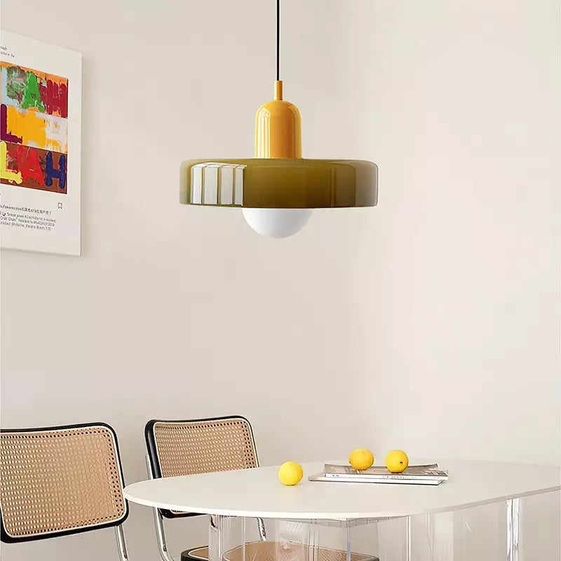 BauLume Hängelampe Buntglas. Dekorative Pendelleuchte für ein warmes Licht im Wohnzimmer.