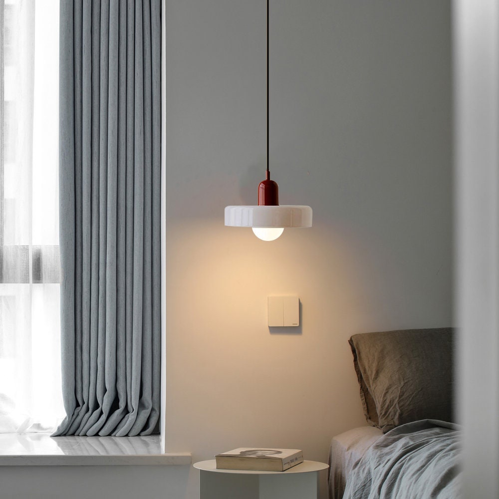 Stilvolle Pendelleuchte aus Buntglas. Moderne Designlampe für Wohnzimmer oder Esszimmer.