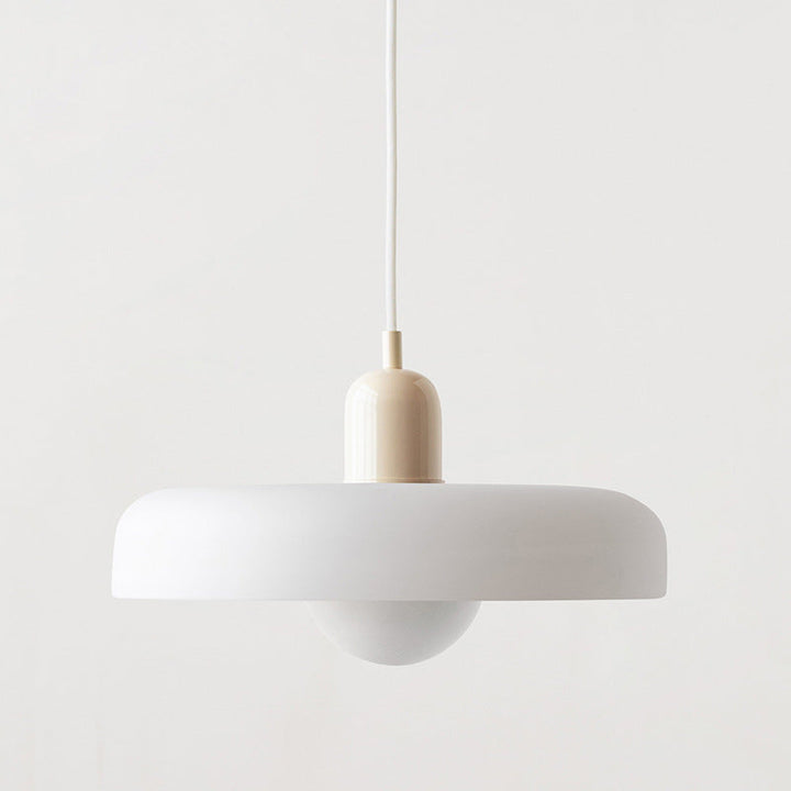 BauLume Hängelampe farbig. Trendige Buntglas-Pendelleuchte für zeitgenössische Innenräume.