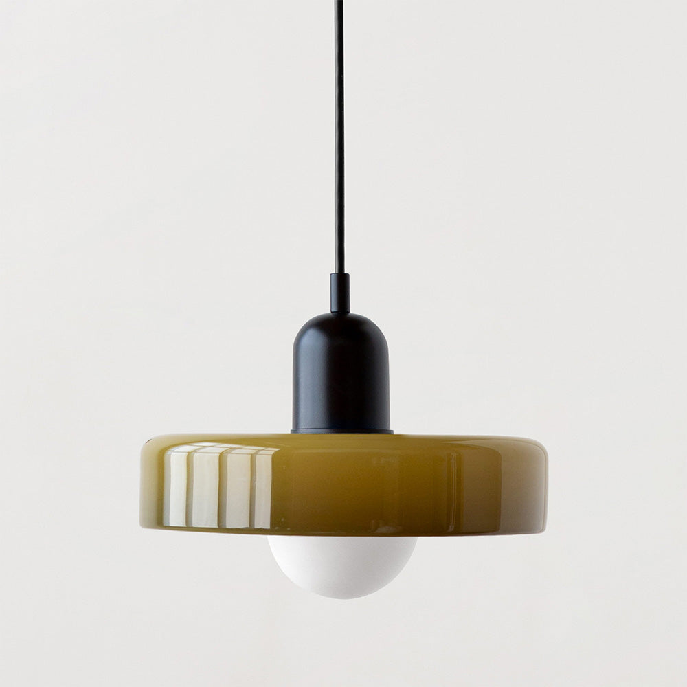 BauLume Hängelampe farbig. Trendige Buntglas-Pendelleuchte. Perfekt für zeitgenössische Innenräume.