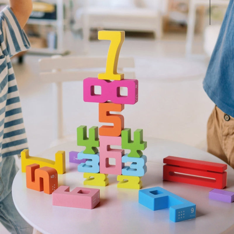 Robuste Lernblöcke helfen Kindern, Zahlen und Rechenoperationen spielerisch zu verstehen.