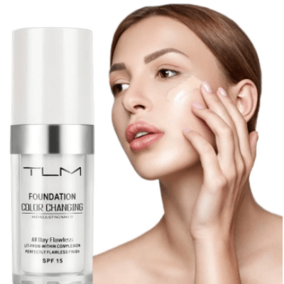 Damen Foundation im Gesicht, farbwechselnd, für natürlichen Hautton. Perfektes Make-up Kosmetik, verleiht schönen Teint.