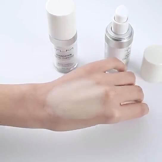 Dame trägt farbwechselnde Foundation auf. Perfektes Make-up Kosmetik für natürlichen Hautton und einen ebenmäßigen Teint.