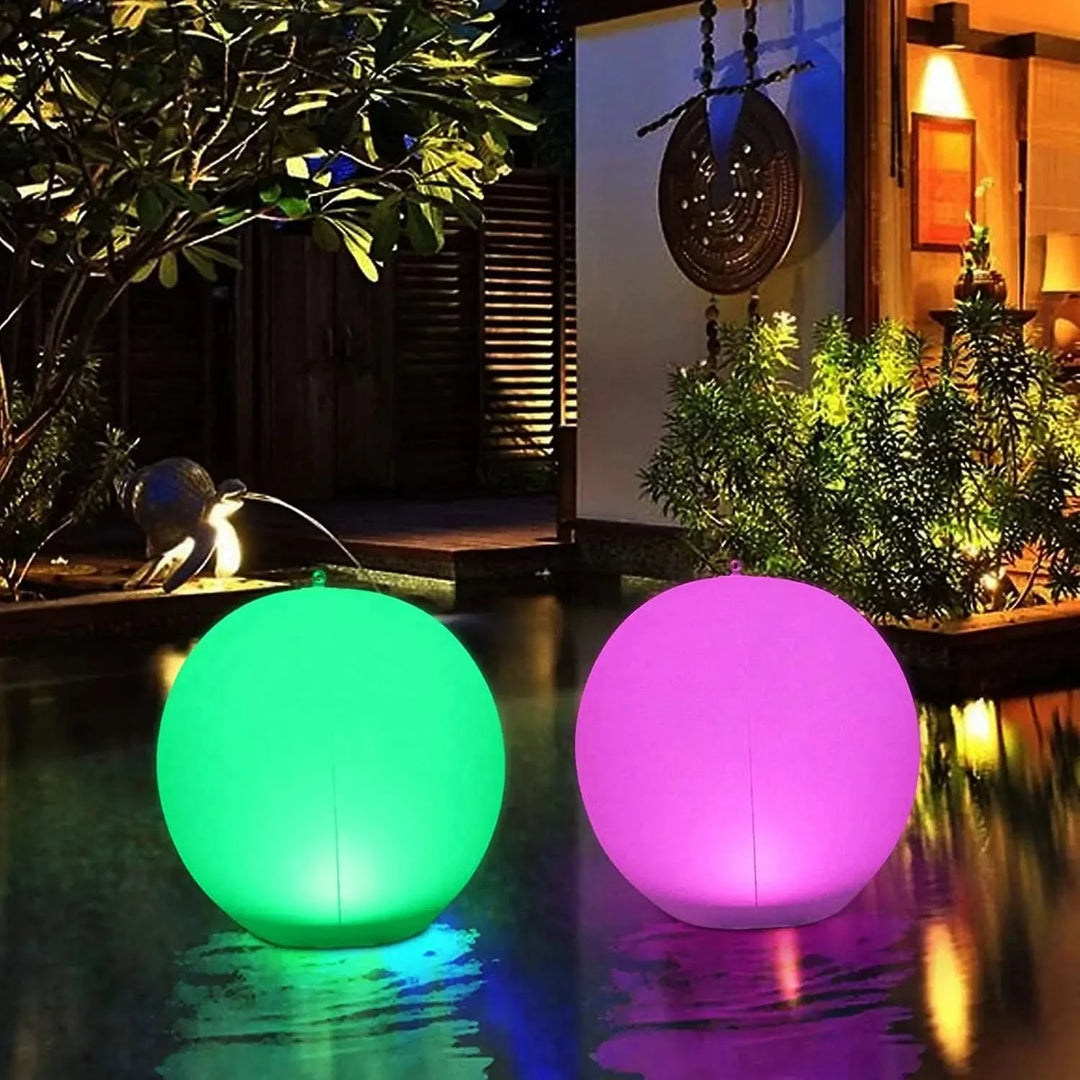 Farbwechselnde Solar LED-Kugel schwimmt im Pool, ideal als wasserdichte Garten- und Poolbeleuchtung.