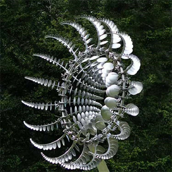 Faszinierende Garten Windmühle aus Metall, detailliertes Windspiel für den Außenbereich.