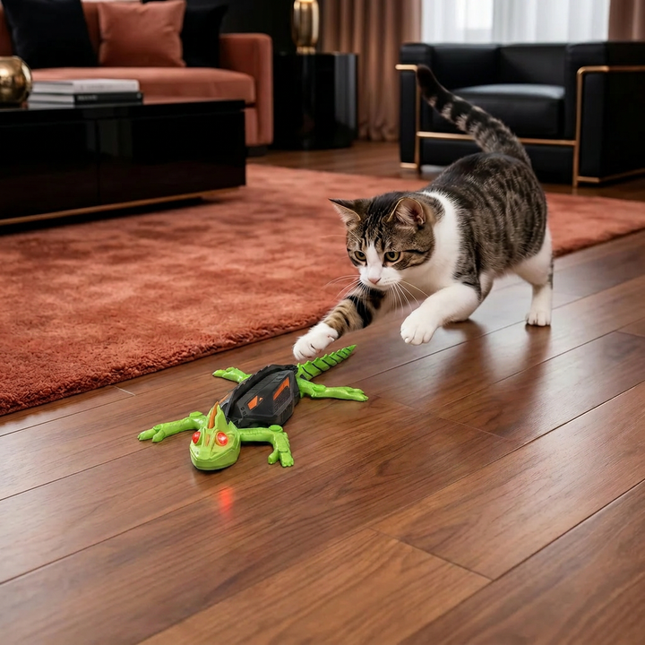 Katze spielt begeistert mit ferngesteuerter Wandkletter-Eidechse, fördert Jagdinstinkt und Katzenspaß.