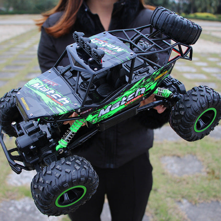Ferngesteuerter 4x4 Offroad Monstertruck. Robustes RC Fahrzeug für Geländeabenteuer.