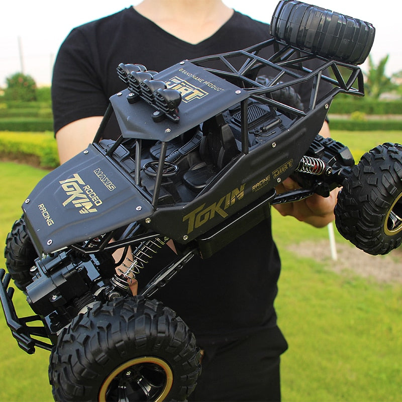 Realistischer ferngesteuerter 4x4 Monstertruck für authentisches Fahrgefühl. Tolles Geschenk.