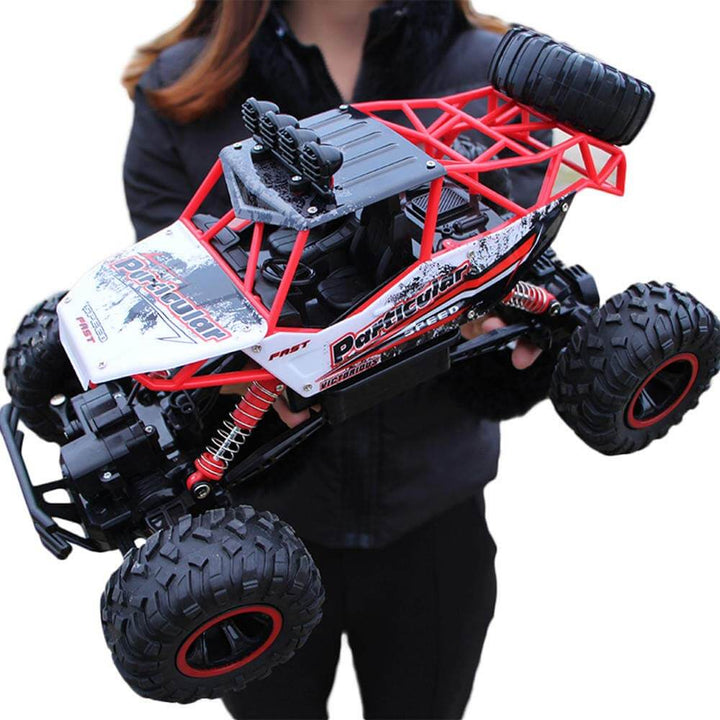 Ferngesteuerter 4x4 Monstertruck bezwingt Hindernisse im Outdoor-Bereich. Offroad Abenteuer.