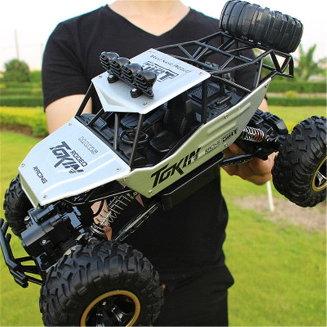 Ansicht des ferngesteuerten Offroad Monstertrucks mit Allradantrieb. Ein starkes RC Fahrzeug.