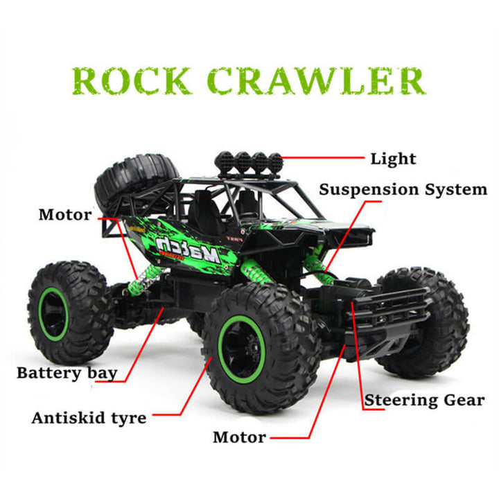 Ferngesteuerter Offroad Monstertruck 4x4 in Aktion im Gelände. Allradantrieb RC Fahrzeug.