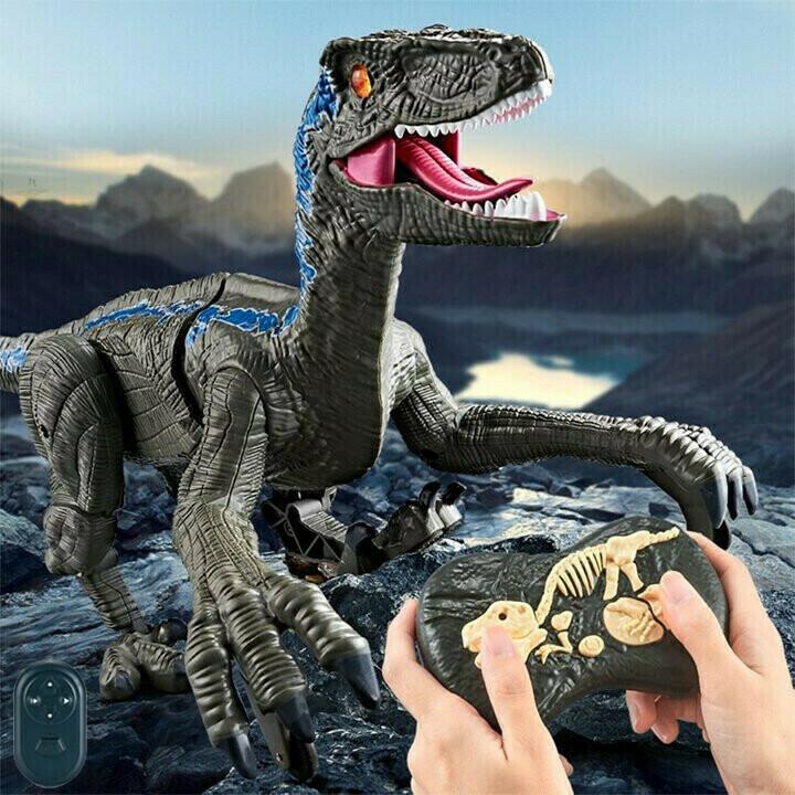 Umfassendes Dino Spielset: Ferngesteuerter Dinosaurier mit Sounds, bereit für Kinderabenteuer.