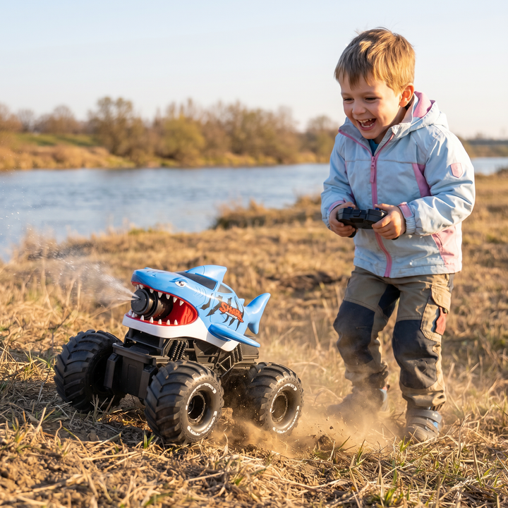 Dynamisches ferngesteuertes Hai Wasserfahrzeug in Aktion, spritzt Wasser, tolles Outdoor-Spielzeug für Kinder.