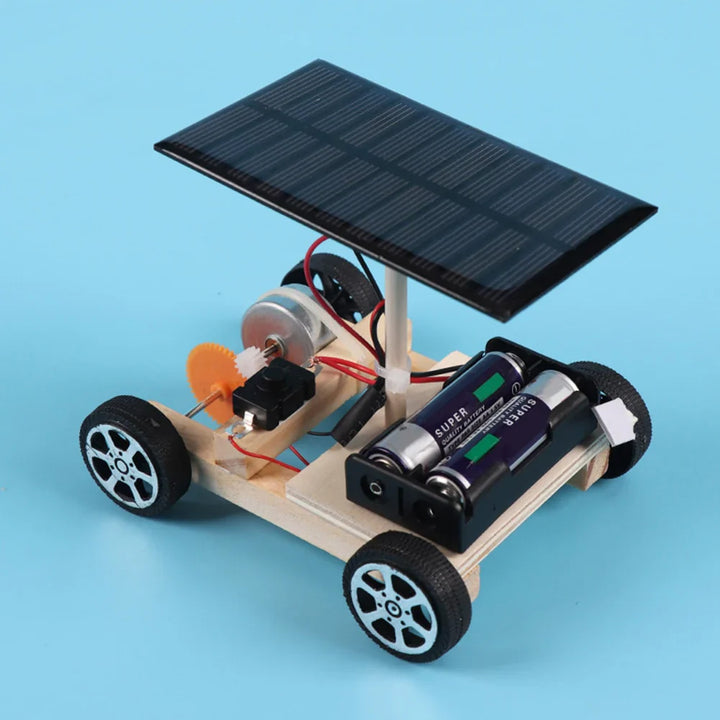 Fertiger Solar Rennwagen, ein DIY Lernspielzeug für Kinder, das Technik und erneuerbare Energien erklärt.