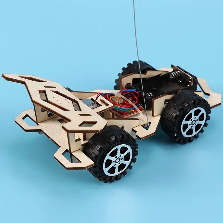 Kind montiert ferngesteuertes Holz Rennauto aus DIY Bausatz, fördert Motorik & STEM Wissen.