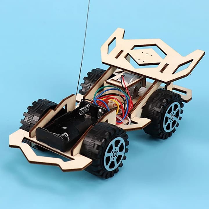 Kind steuert ferngesteuertes Holz Rennauto, Spielzeug für riesigen Fahrspaß & Motorik.