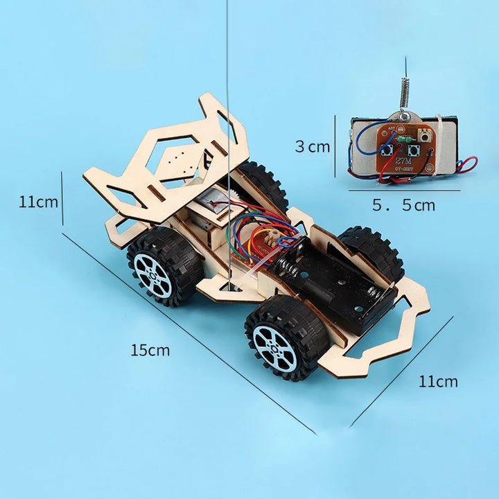 Close-up der Technik: Motor & Fernsteuerung im DIY Holz Rennauto Bausatz, fördert Technikverständnis.