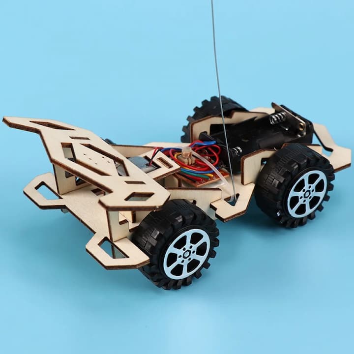 Komplettes Set: Ferngesteuertes Holz Rennauto, Fernbedienung, DIY Bastelset & Lernspielzeug für Kinder.