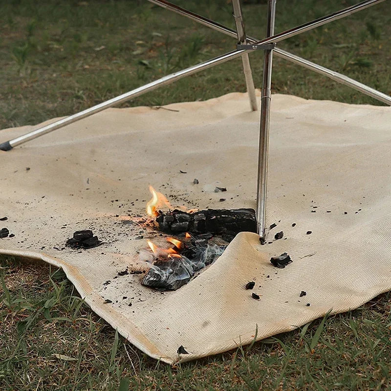 Feuerfeste & hitzebeständige Feuerschutzmatte aus Glasfaser für sicheres Campen, Grillen und Lagerfeuer. Outdoorzubehör.