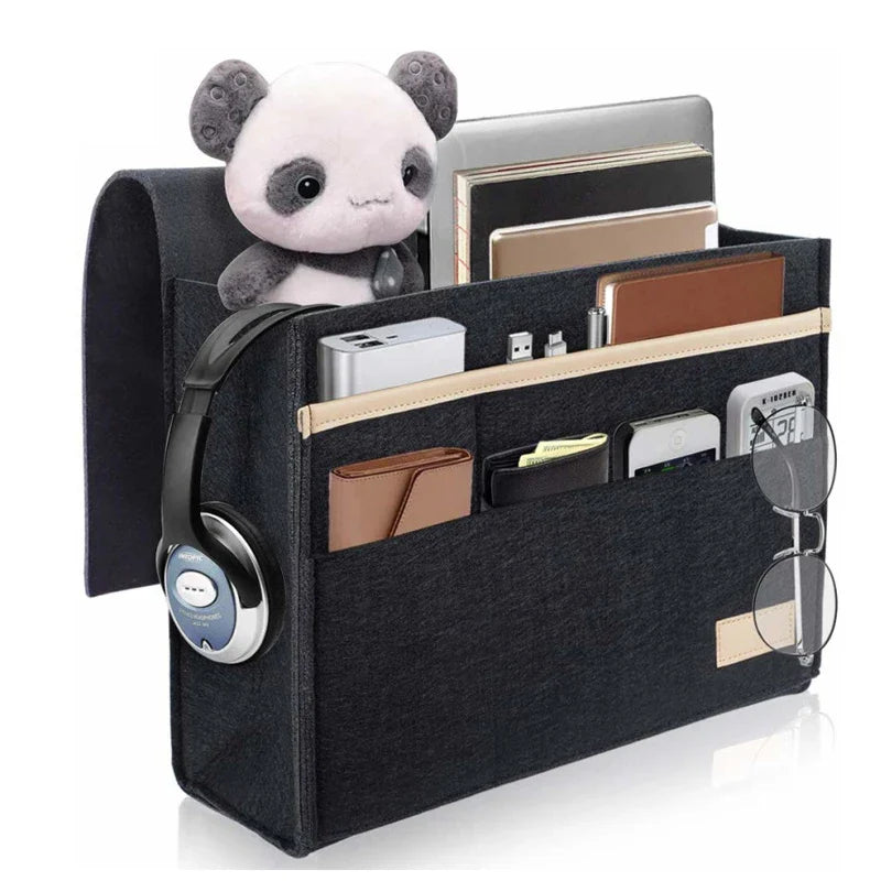 Filz-Bett-Organizer grau am Bett hängend, als Nachttischersatz für Tablet, Handy & Fernbedienung. Mehr Ordnung.