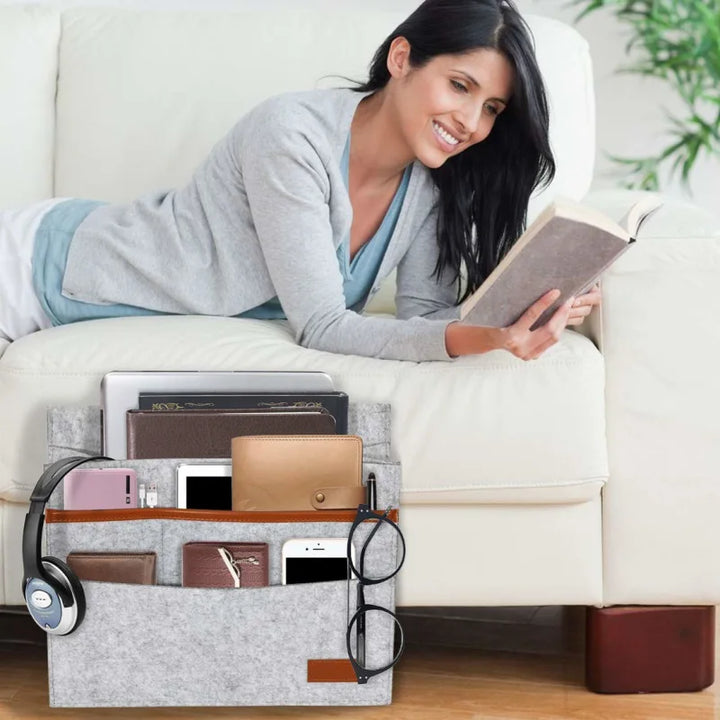 Praktischer Filz-Sofa-Organizer zum Einhängen am Sofa, schafft Stauraum für Fernbedienungen und Zeitschriften.
