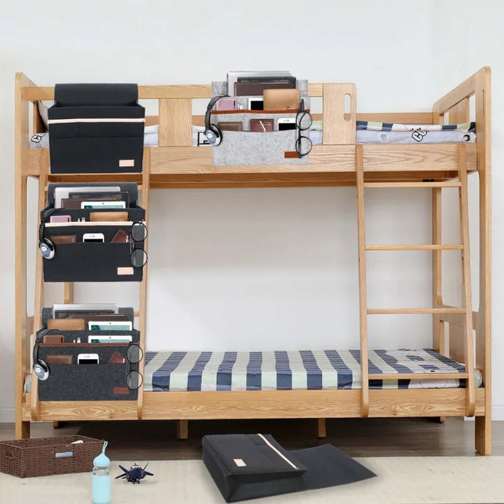 Detailansicht des hochwertigen Filz-Organizers mit geräumigen Taschen für Handy, Brille und Buch am Bett.