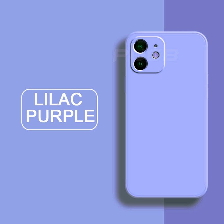 Schwarze Flüssigsilikon Schutzhülle für iPhone 12. Elegante Silikonhülle bietet stylischen & stoßfesten Schutz.