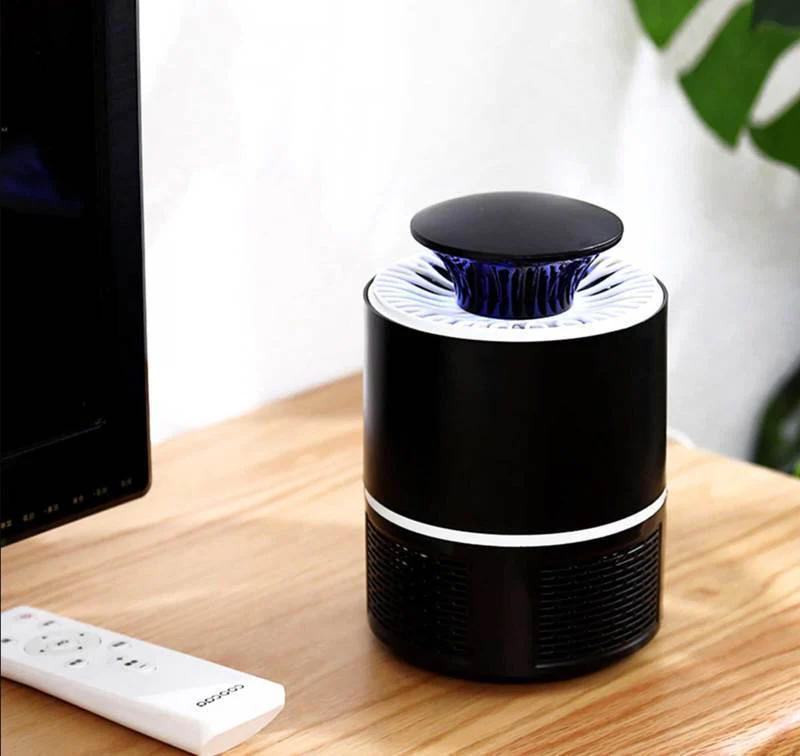Moderne USB-Mückenfalle im Wohnzimmer, bietet flüsterleisen, chemiefreien Insektenschutz für die Familie.