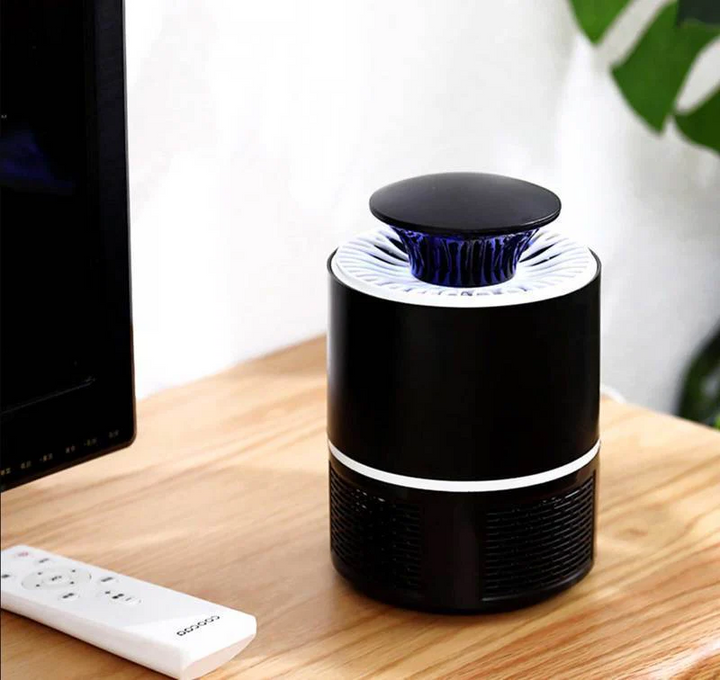 Moderne USB-Mückenfalle im Wohnzimmer, bietet flüsterleisen, chemiefreien Insektenschutz für die Familie.