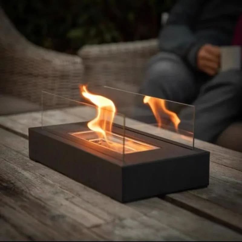 Kompakter FLAMEGLOW Bioethanol Kamin, schafft ein warmes, stilvolles Flammenambiente für Innen- und Außenbereich.