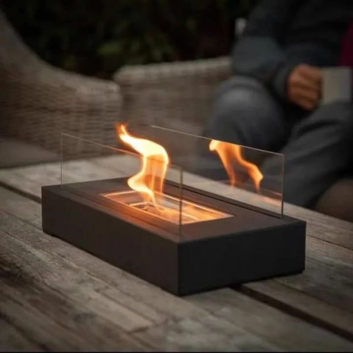 Kompakter FLAMEGLOW Bioethanol Kamin, schafft ein warmes, stilvolles Flammenambiente für Innen- und Außenbereich.