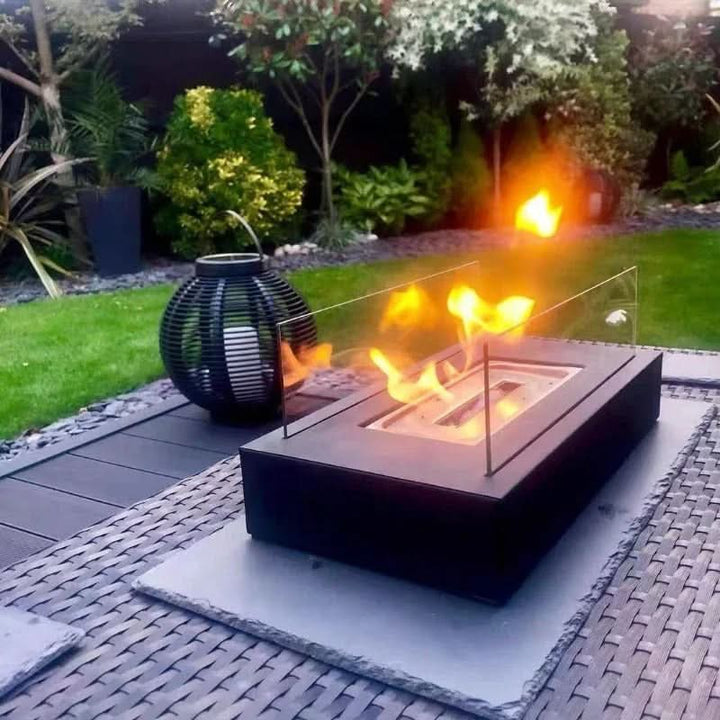 Zeitloser FLAMEGLOW Bioethanol Tischkamin als Blickfang, rauchfrei für ein sicheres und schönes Flammenambiente.