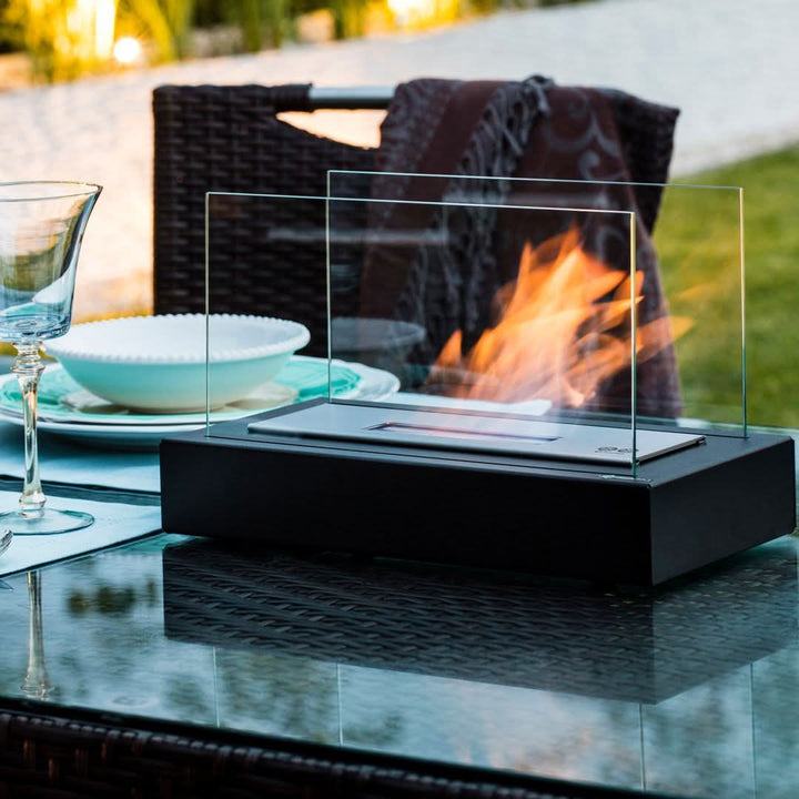 Moderner tragbarer Bioethanol Kamin FLAMEGLOW, schafft warme Flammenatmosphäre auf Tisch und Terrasse.