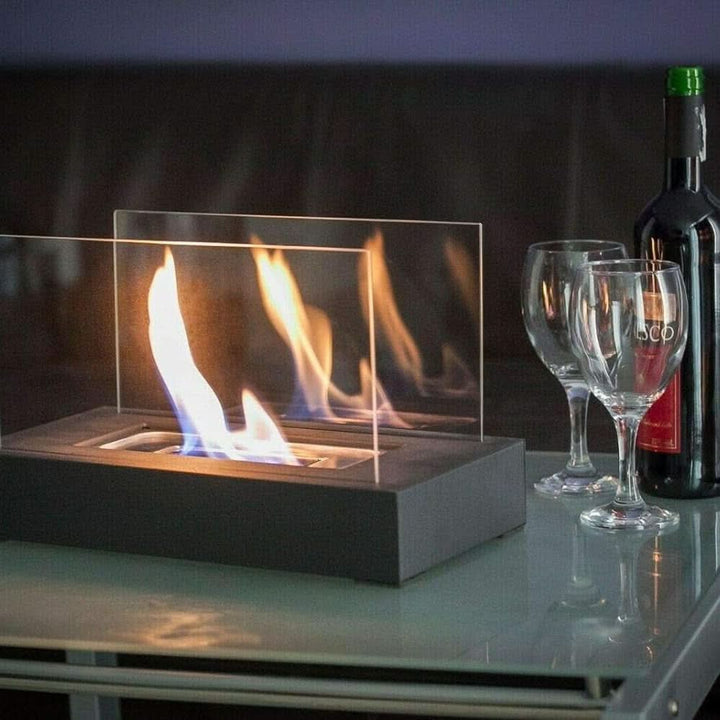 Minimalistischer FLAMEGLOW Tischkamin mit echten Flammen für stilvolle Wohnkultur, drinnen und draußen nutzbar.