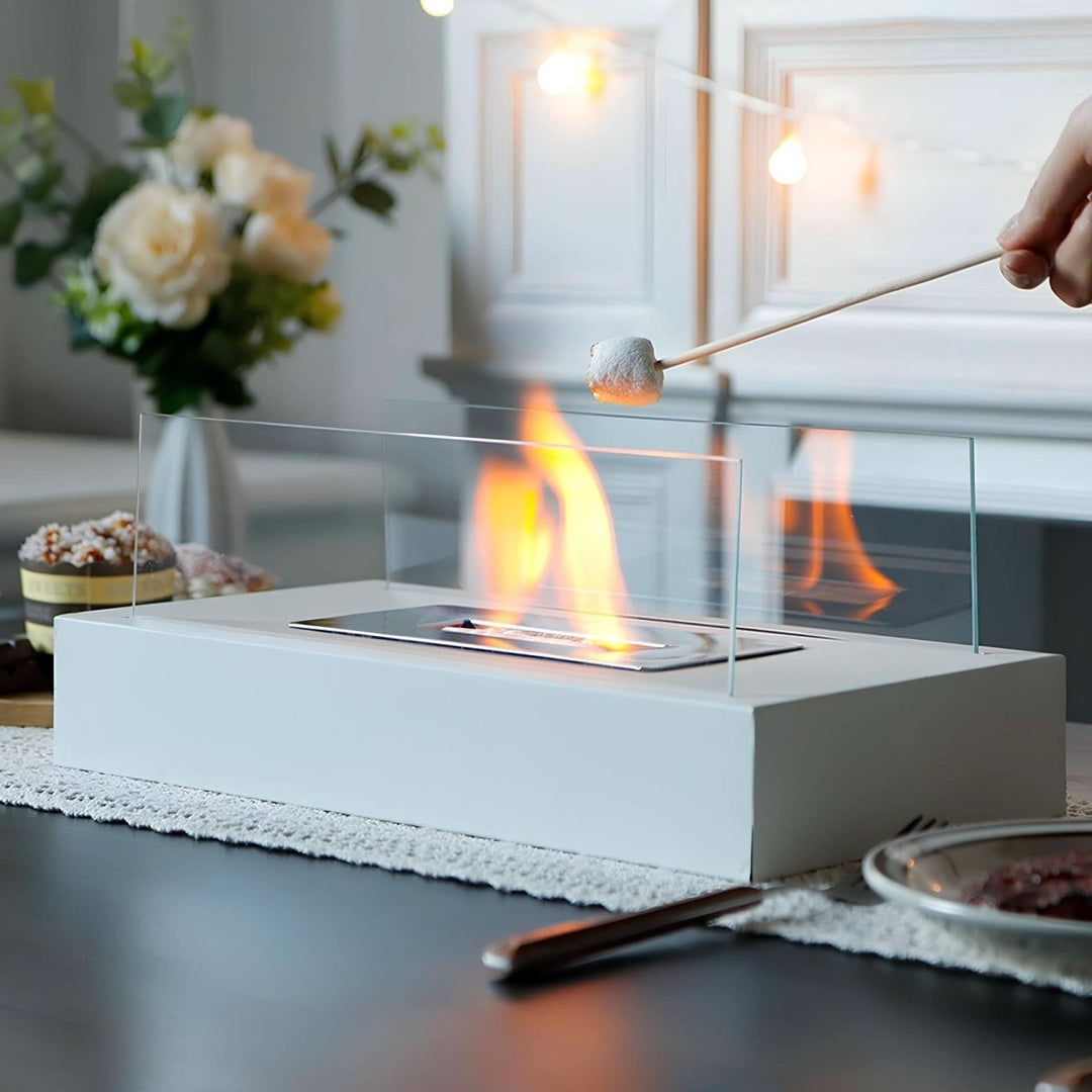 Stilvoller FLAMEGLOW Bioethanol Kamin, ideal als Home Decor, bringt warme Flammen in jeden Raum oder Garten.