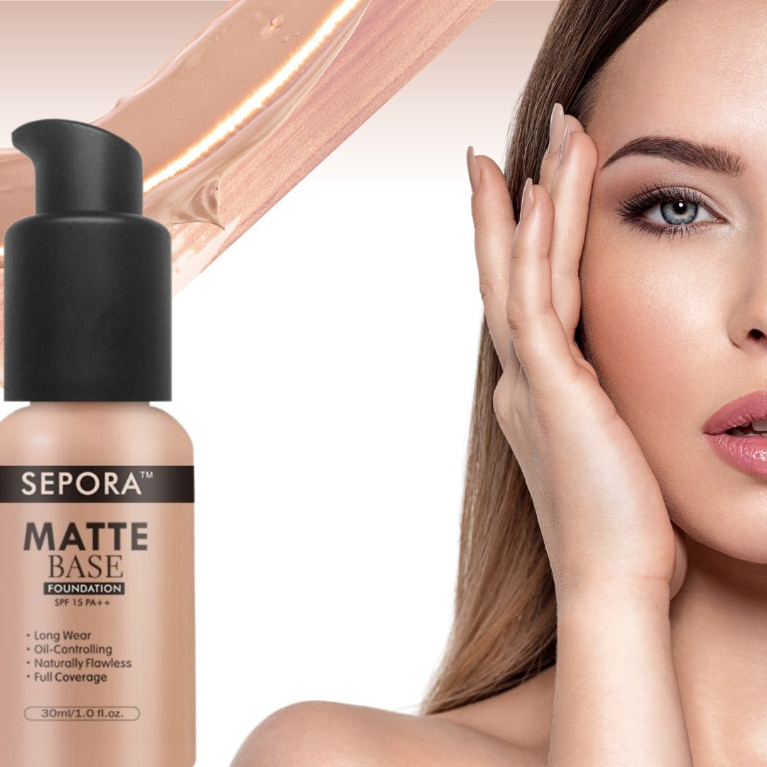 Verschiedene Farbtöne der SamtigeGlühen™ Flüssig-Foundation für jedes Hautbild, natürliches Finish.