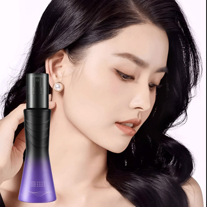 Frau sprüht RenewVolume Volumenspray auf den Haaransatz für sofortige Fülle und Styling.